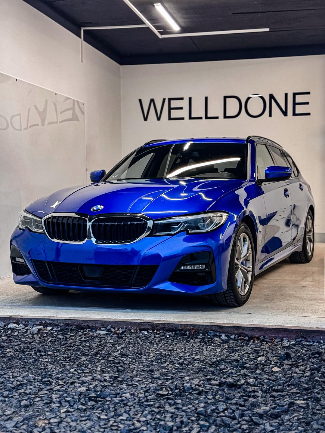 Biały samochód sportowy po ceramice