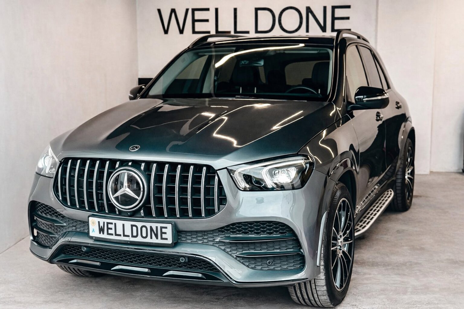 Czerwony sedan z folią PPF