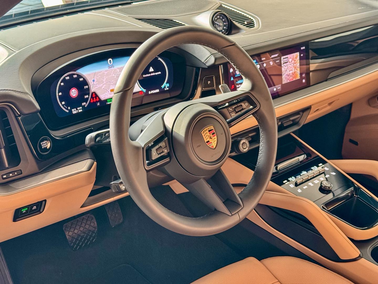 Wnętrze luksusowego samochodu po czyszczeniu